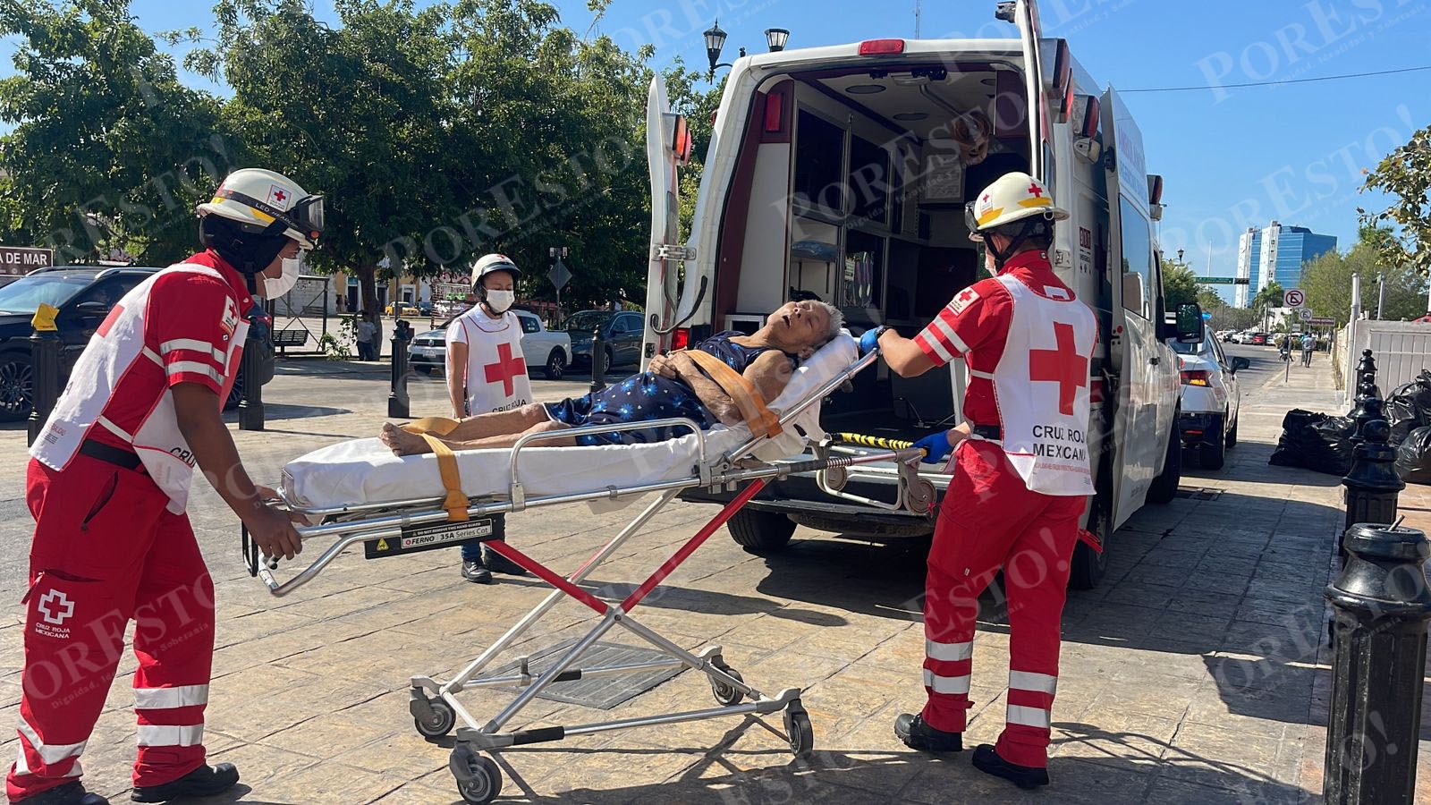 Abuelita se desmaya y es llevada al hospital en Campeche