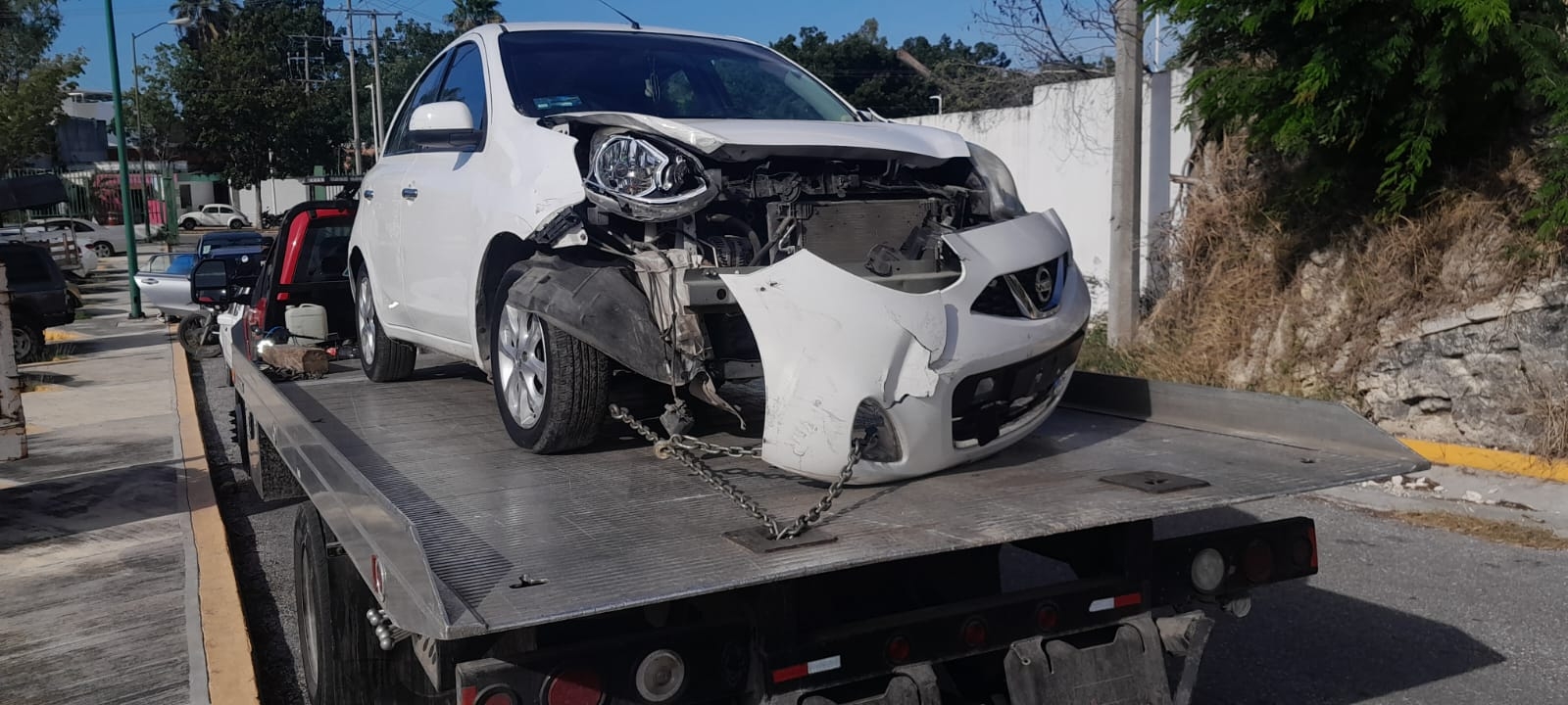 Choque entre dos vehículos deja cuantiosos daños en Campeche