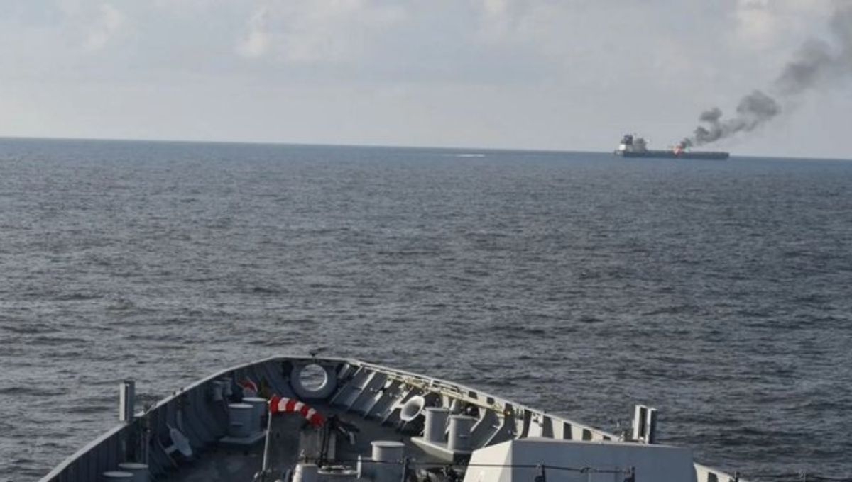Tráfico de buques mercantes en el Mar Rojo disminuyó 30% por ataques de rebeldes hutíes