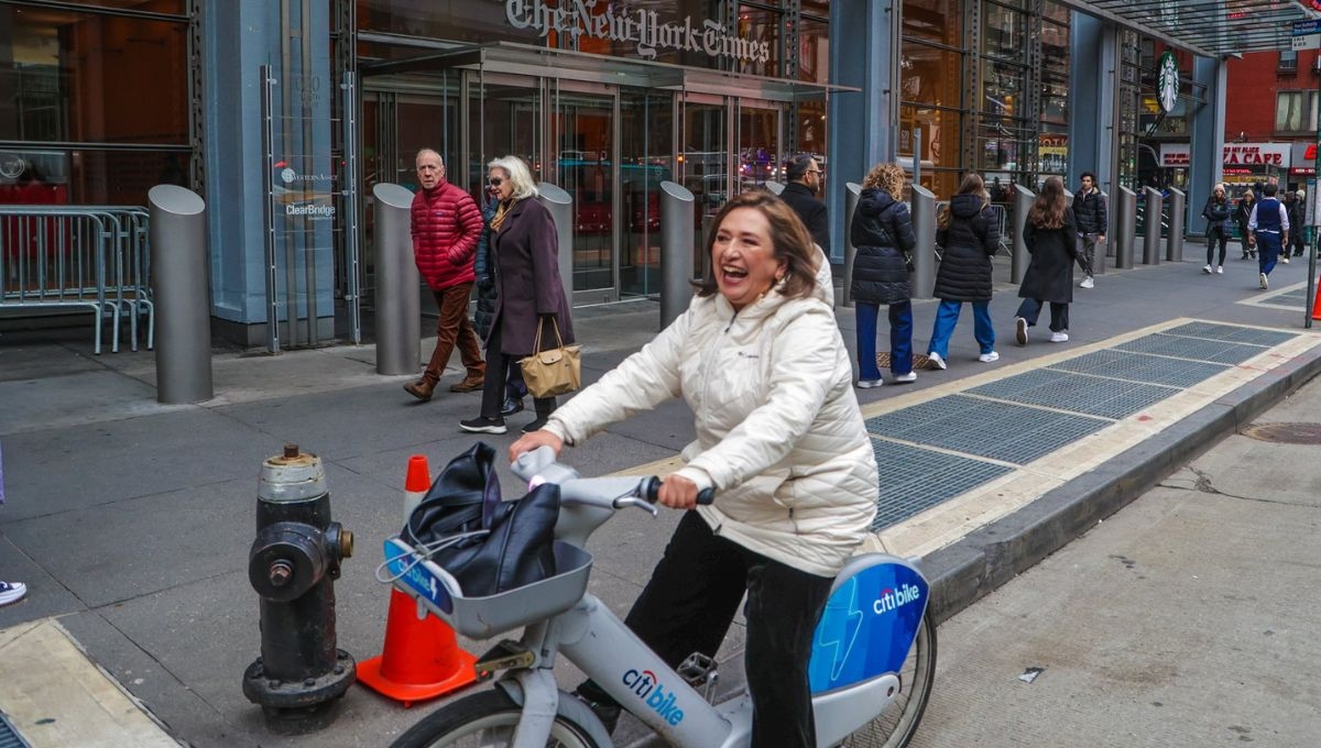 Xóchitl Gálvez llega en bicicleta a su reunión al New York Times