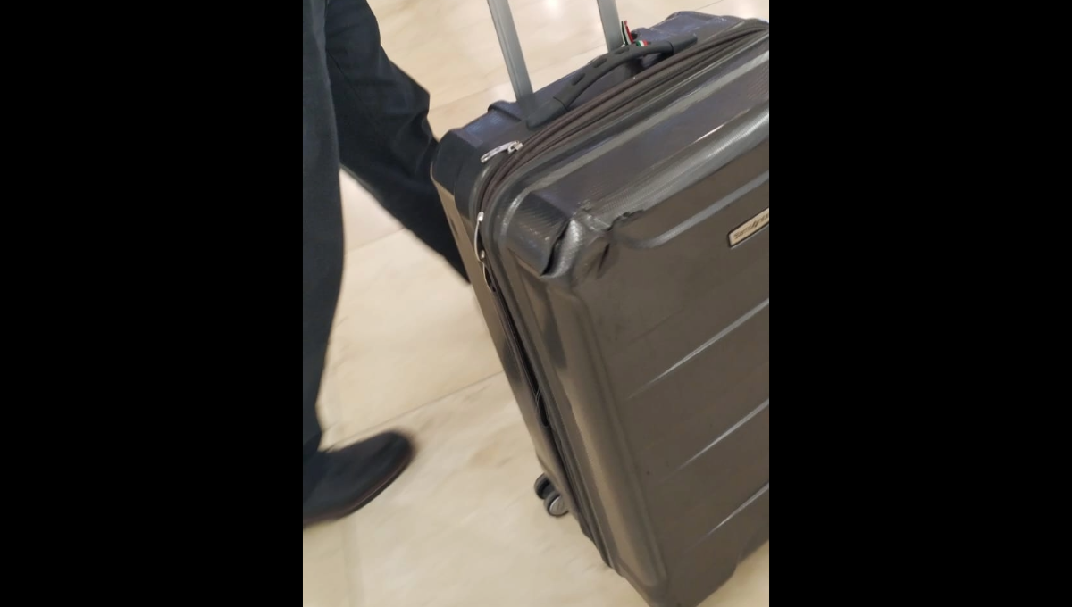 Cliente exhibe a Volaris por no reponerle su maleta dañada en el aeropuerto de Mérida