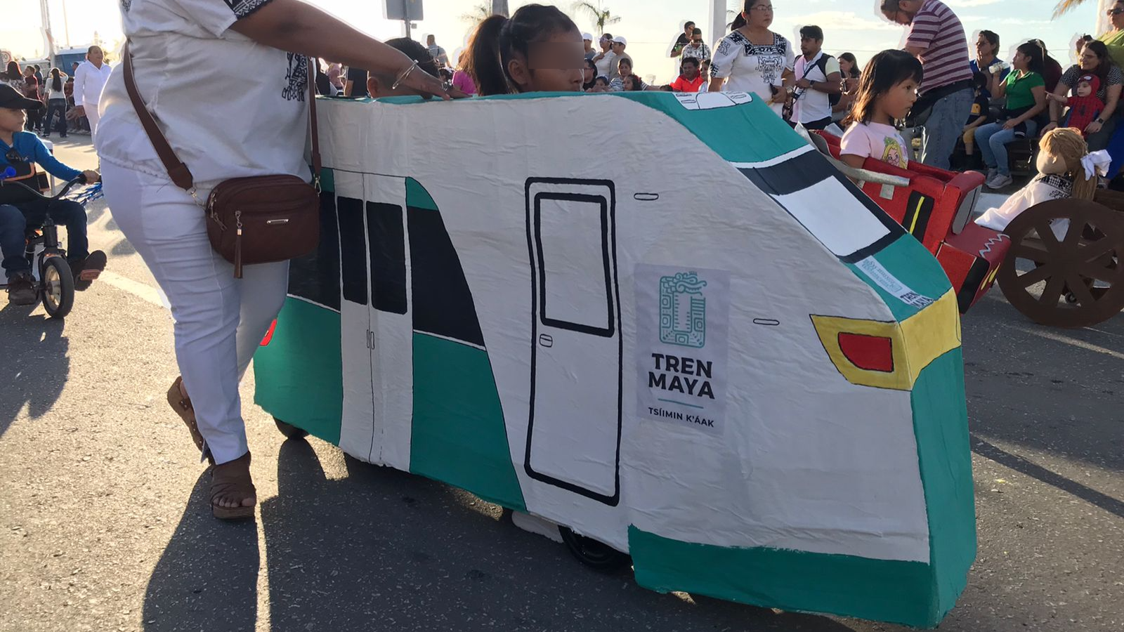 Disfrazan del Tren Maya a niños en el Carnaval de Campeche