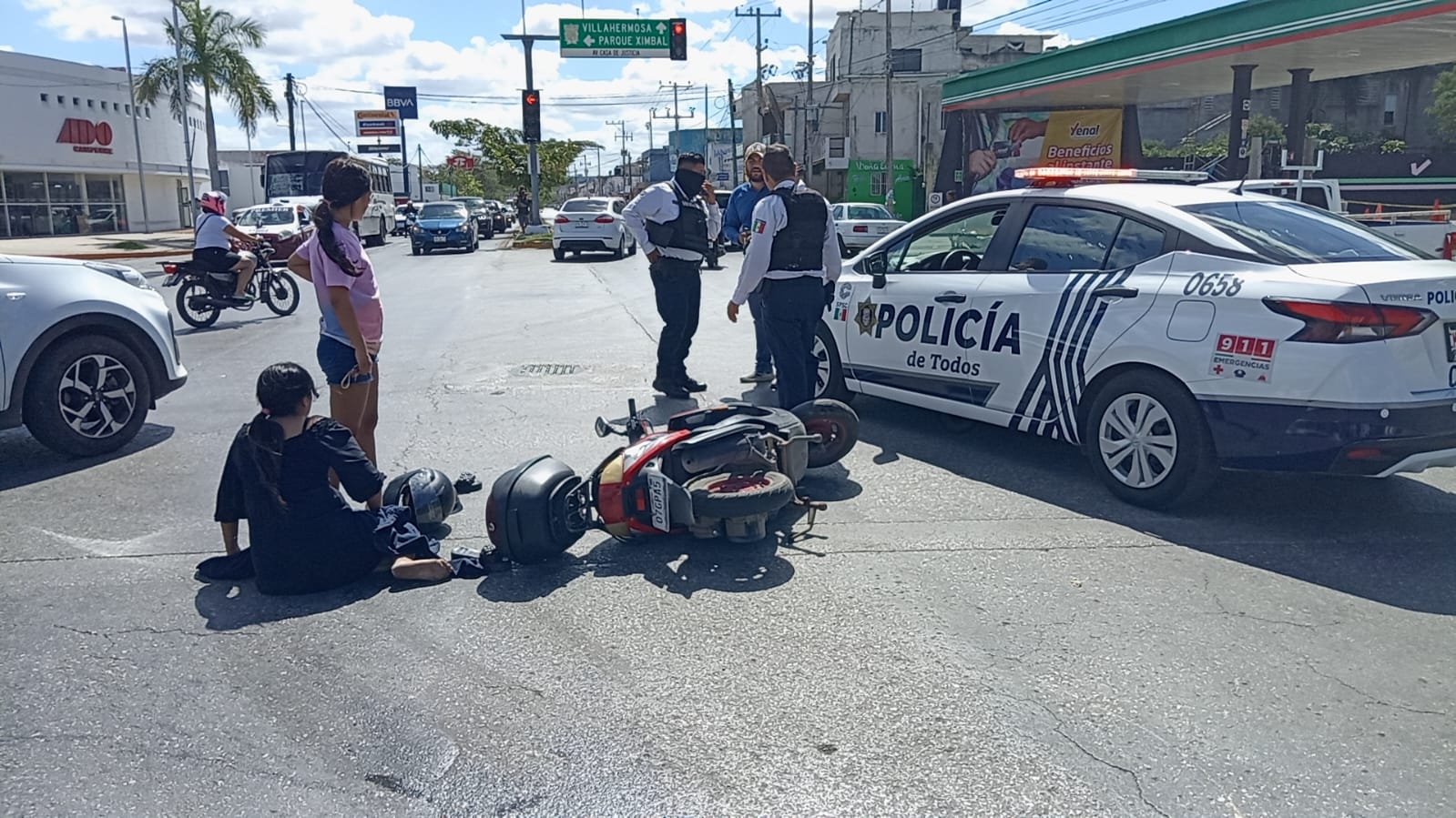 Motociclista se pasa el alto y provoca accidente en Campeche
