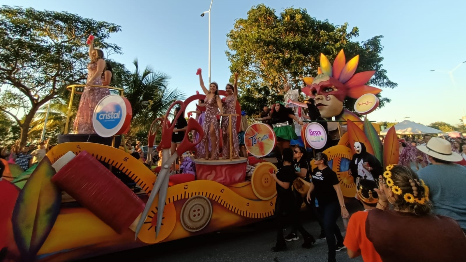 Miles de personas asisten a disfrutar el Sábado de Bando del Carnaval de Campeche: EN VIVO