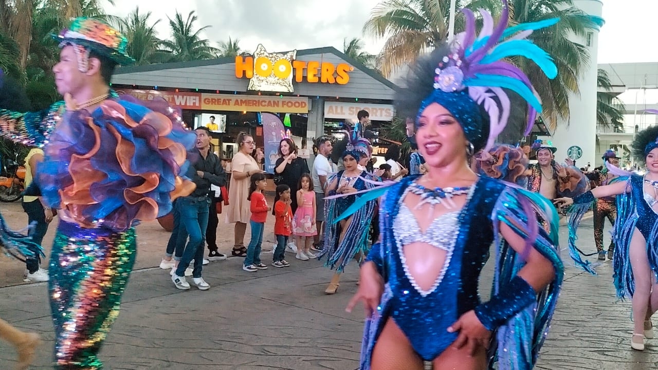 Inicia paseo de carros alegóricos del Carnaval de Cozumel 2024