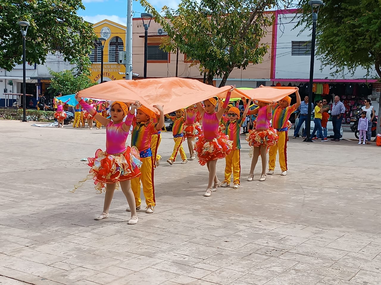 Comparsas llevan algería a parques de Tizimín, Yucatán