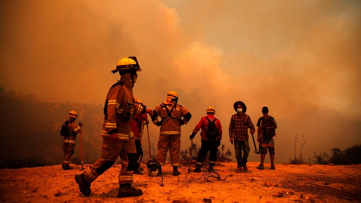 Incendio en Chile: Así fue el momento en el que un hombre se lanza del tercer piso y muere