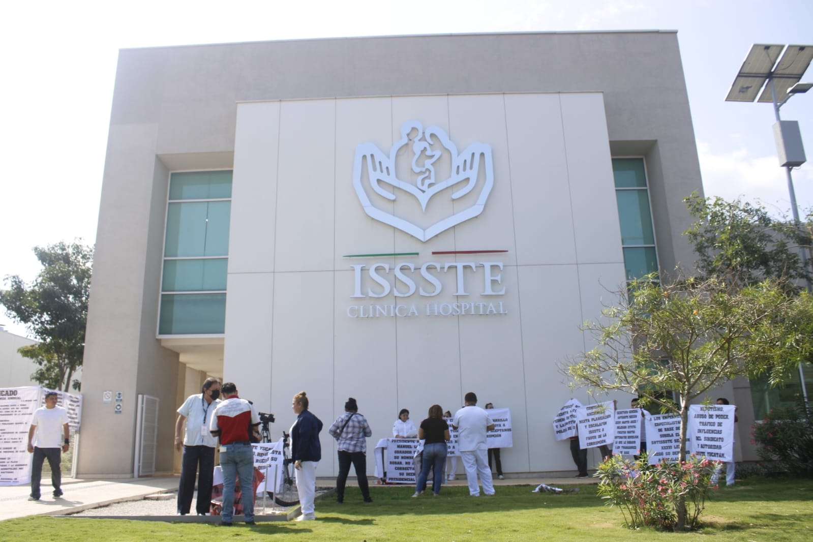 Los trabajadores del ISSSTE en Susulá realizan una protesta afuera de la institución