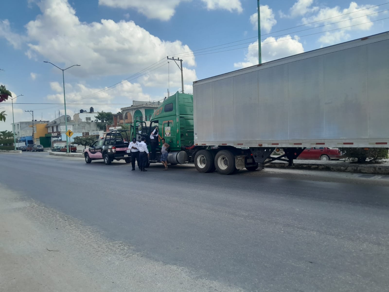 Policías aseguran tráiler con reporte de robo en la vía Escárcega-Villahermosa