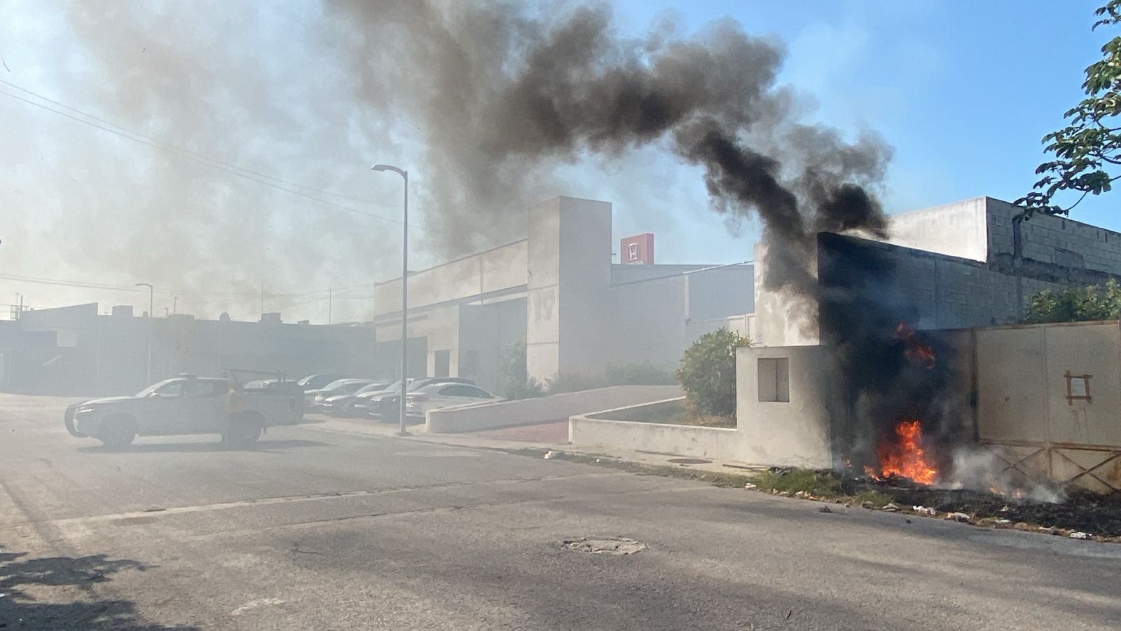 Bomberos sofocan incendio cerca del 'bailazo' de Martes de Pintadera en Campeche