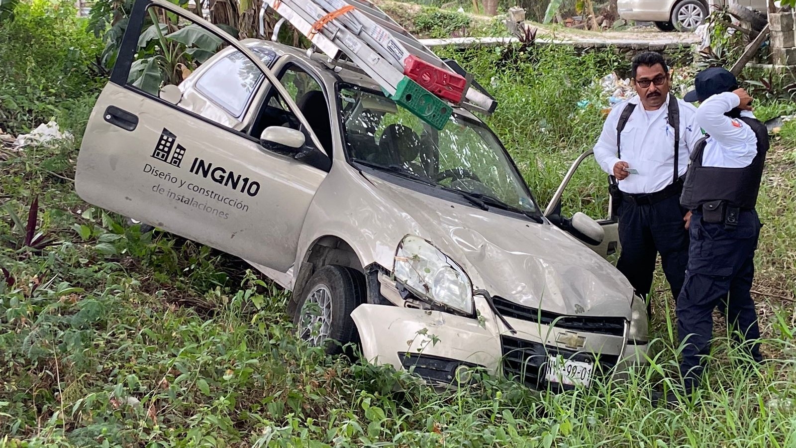 Automóvil se sale de la carretera para no chocar en Escárcega, Campeche