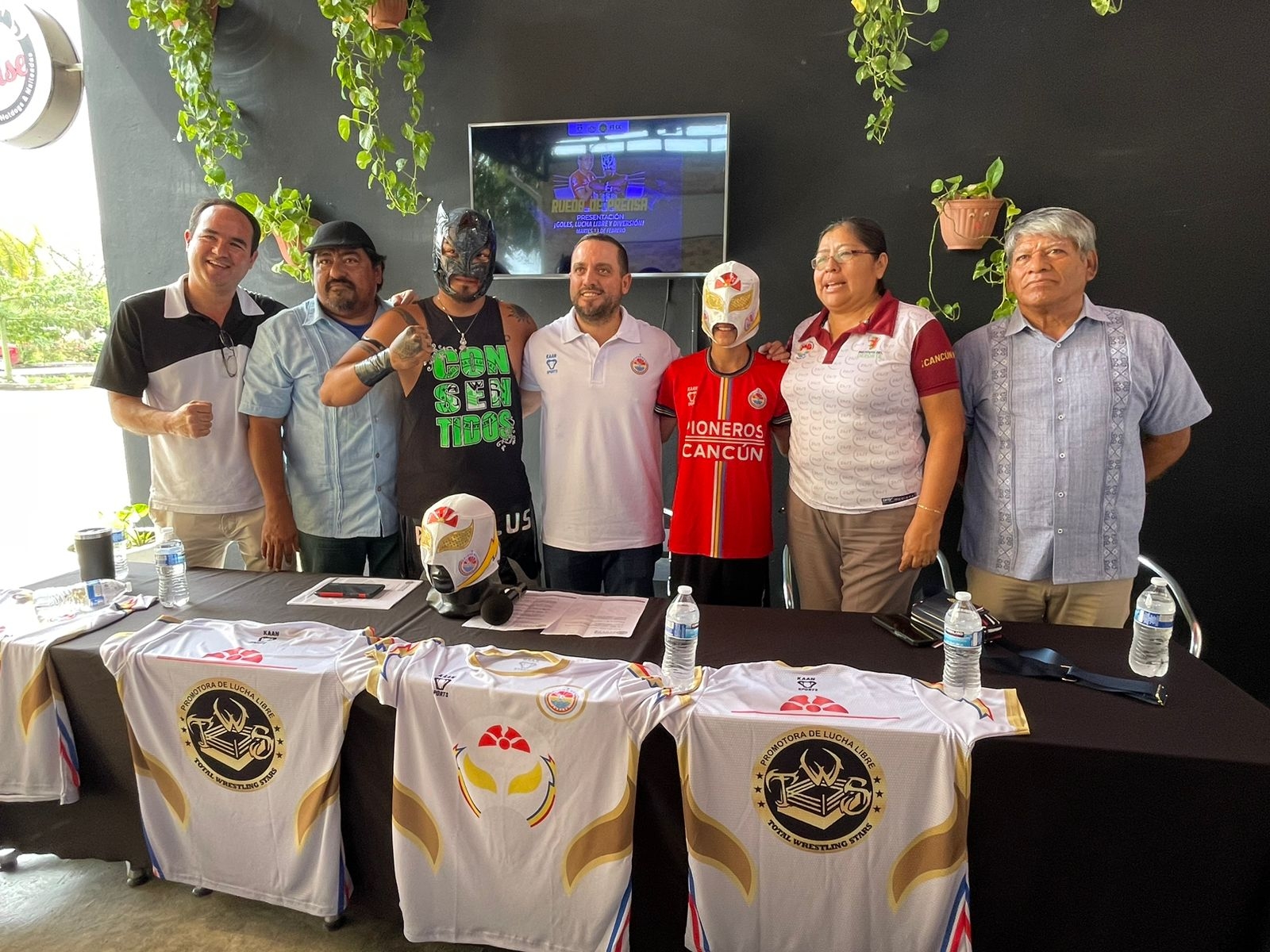 Lucha libre regresará al estadio Cancún 86 con alianza entre Pioneros y TWS