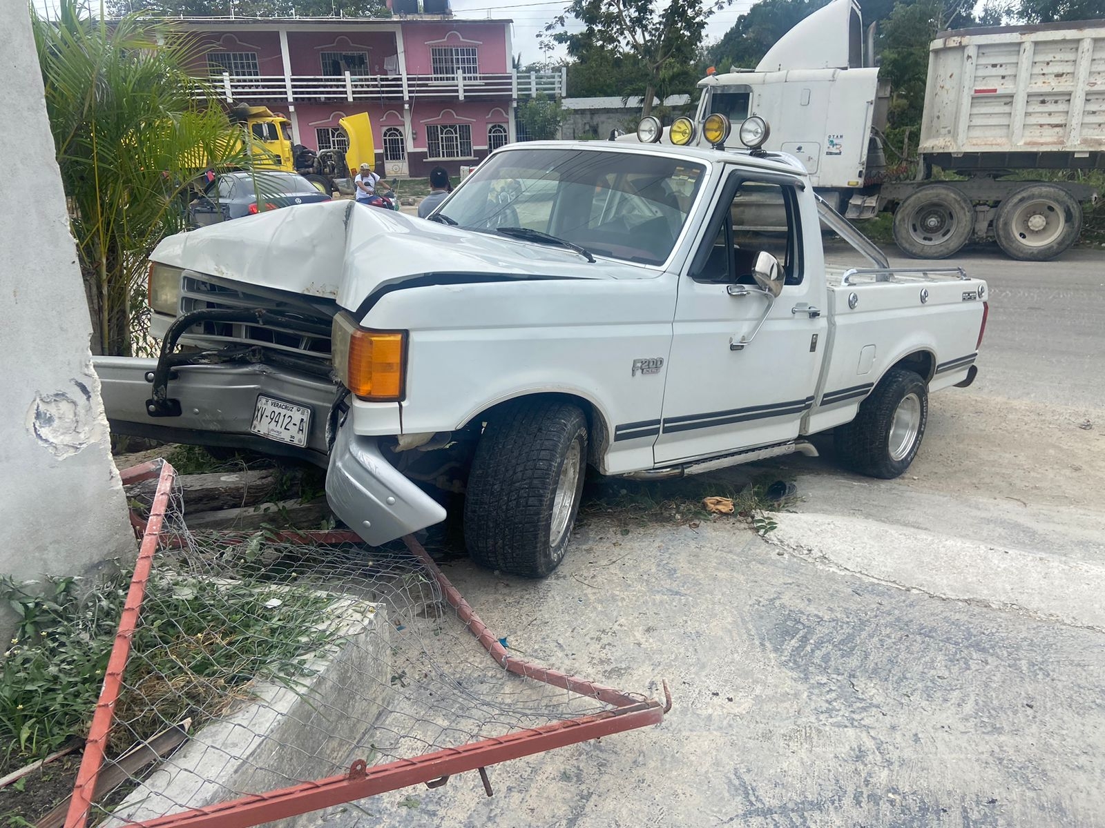 Ebrio conductor choca contra una casa en Escárcega, Campeche