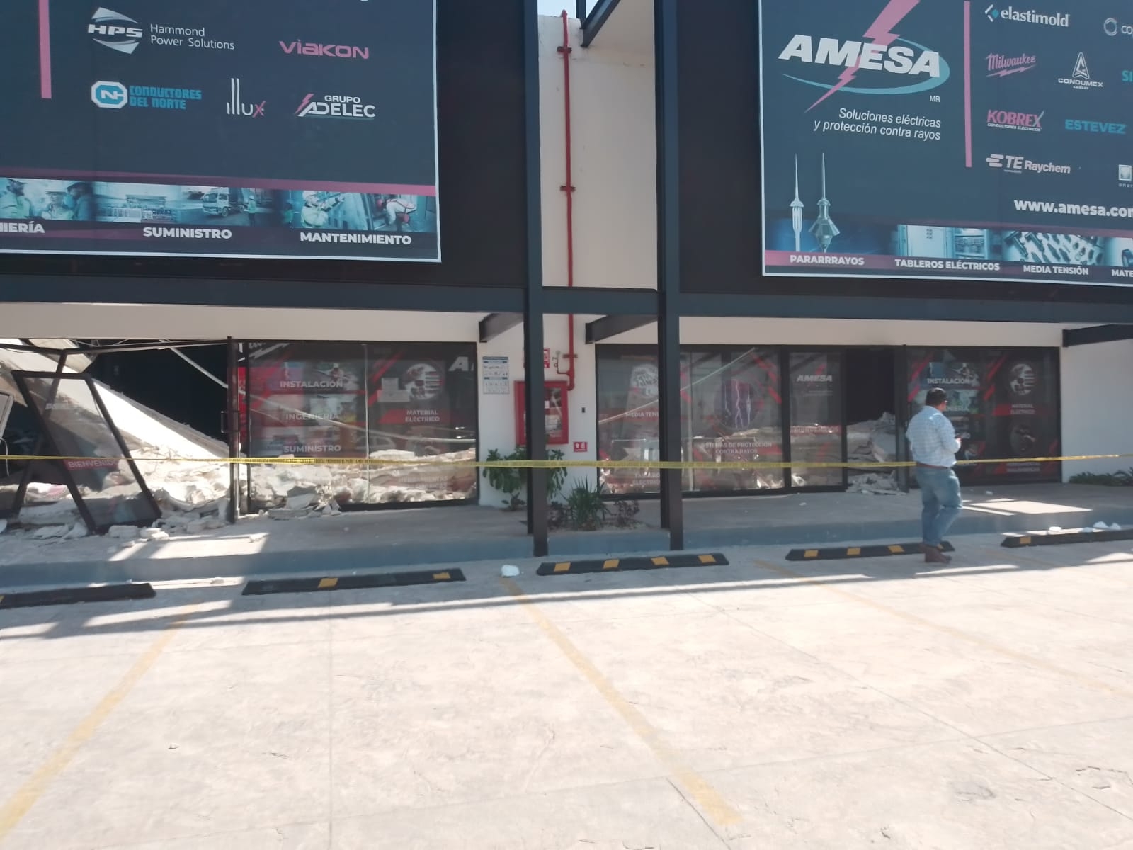 Se derrumba una plaza comercial en el Periférico de Mérida: EN VIVO