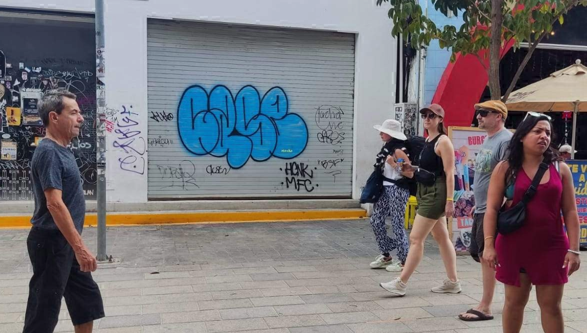 Vandalizan comercios de la Quinta Avenida en Playa del Carmen