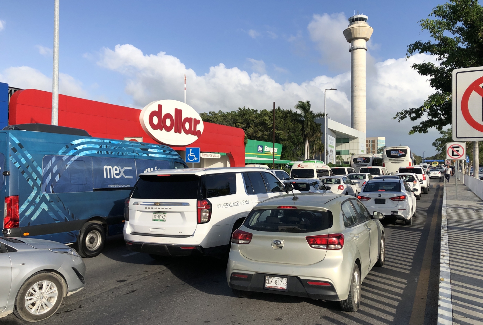 El congestionamiento vehicular en el Aeropuerto Internacional de Cancún es una realidad diaria para residentes y turistas