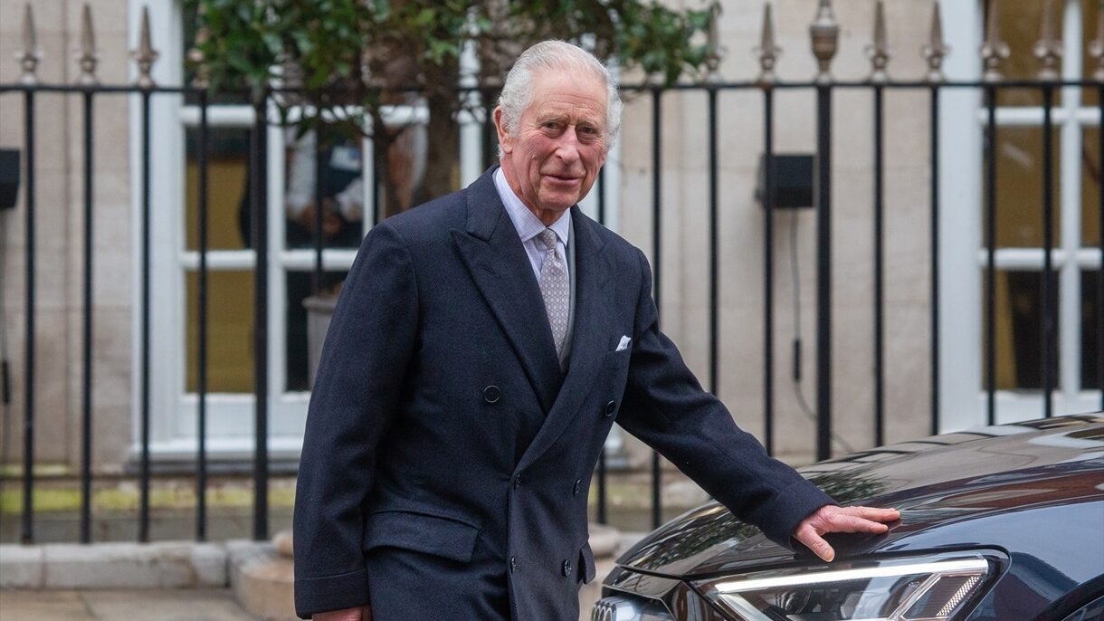 Rey Carlos III vuelve a Londres y continúa su tratamiento contra cáncer