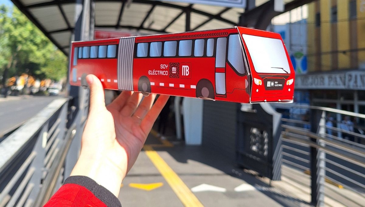 Metrobús de CDMX se une al Día de San Valentín; regala 'Metrobusitos' a sus usuarios