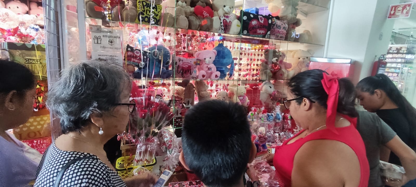 Los enamorados playenses pasaron por alto la crisis económica y pagaron más de 3 mil pesos por arreglos florales y regalos de todo tipo
