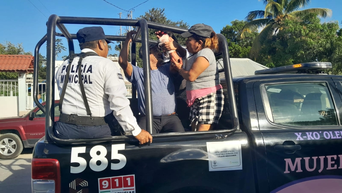Atropellan a un abuelito y lo trasladan en patrulla al hospital en Escárcega, Campeche