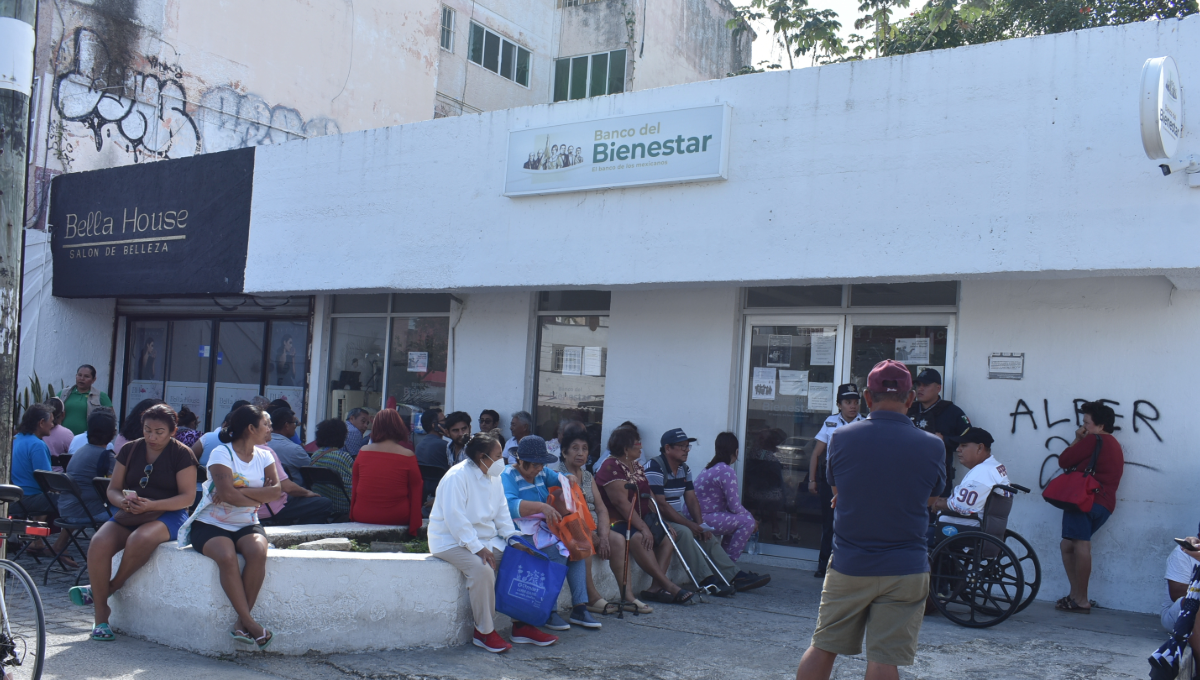 Usuarios del Banco del Bienestar en Cancún denuncian largas filas y fallas