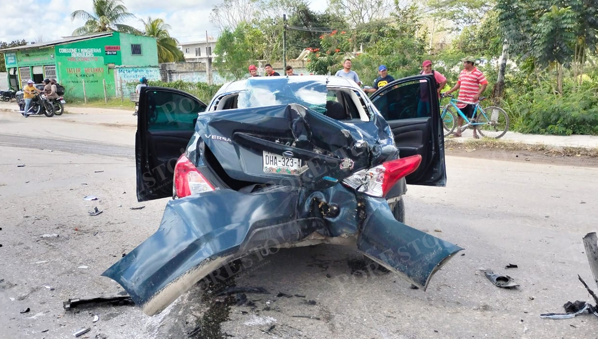 Tráiler 'despedaza' un automóvil en Escárcega, Campeche
