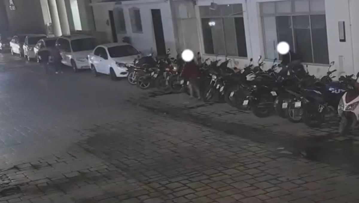 Captan el momento en que dos sujetos fueron detenido por robar un casco en Campeche: VIDEO