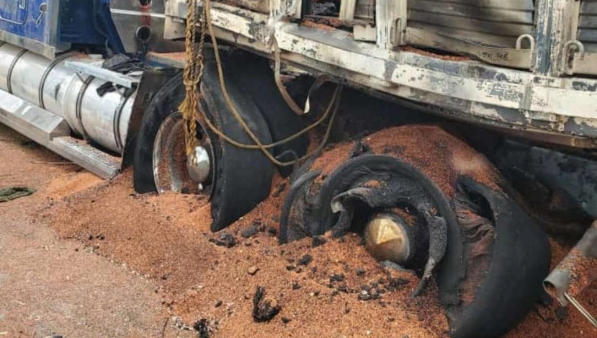 Incendio consume la carga de un camión en Hopelchén, Campeche