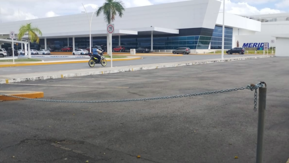 Taxistas del aeropuerto de Mérida se van 'con la competencia' tras ser desalojados