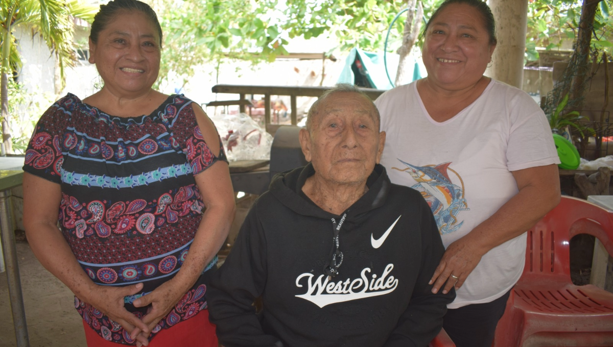 Abuelito celebra su cumpleaños número 100 en Chuburná