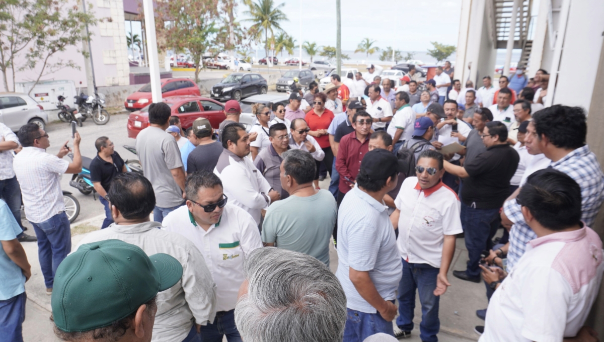 Protestan taxistas en el Instituto de Transporte de Campeche