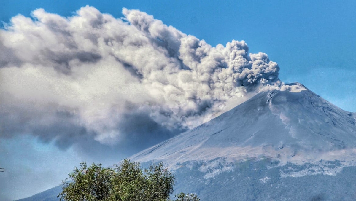 Cae ceniza del volcán Popocatépetl en zona metropolitana de Puebla