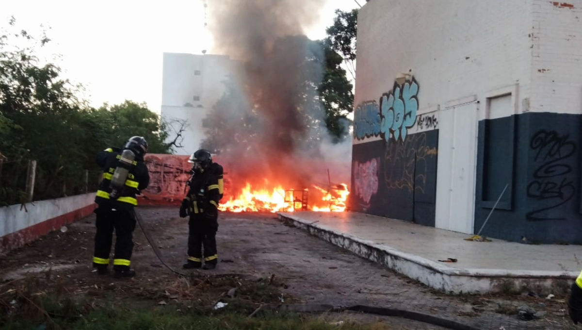 'Escuadrón de la muerte' en Playa del Carmen incendia un lote baldío
