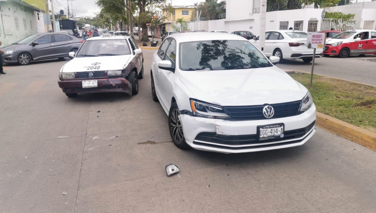 Automovilista se pasa el alto y provoca accidente en Ciudad del Carmen