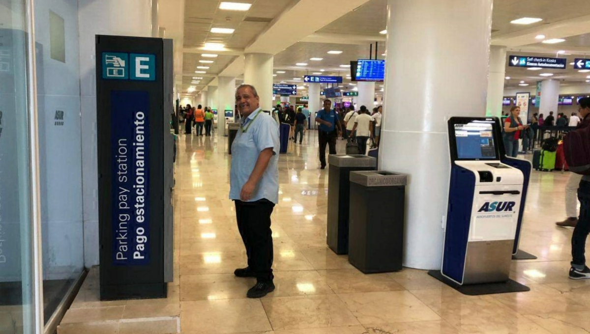 Roberto Fernández, tiene 52 años de edad, 18 de ellos trabajando como maletero en el aeródromo y todos los días tienen su historia