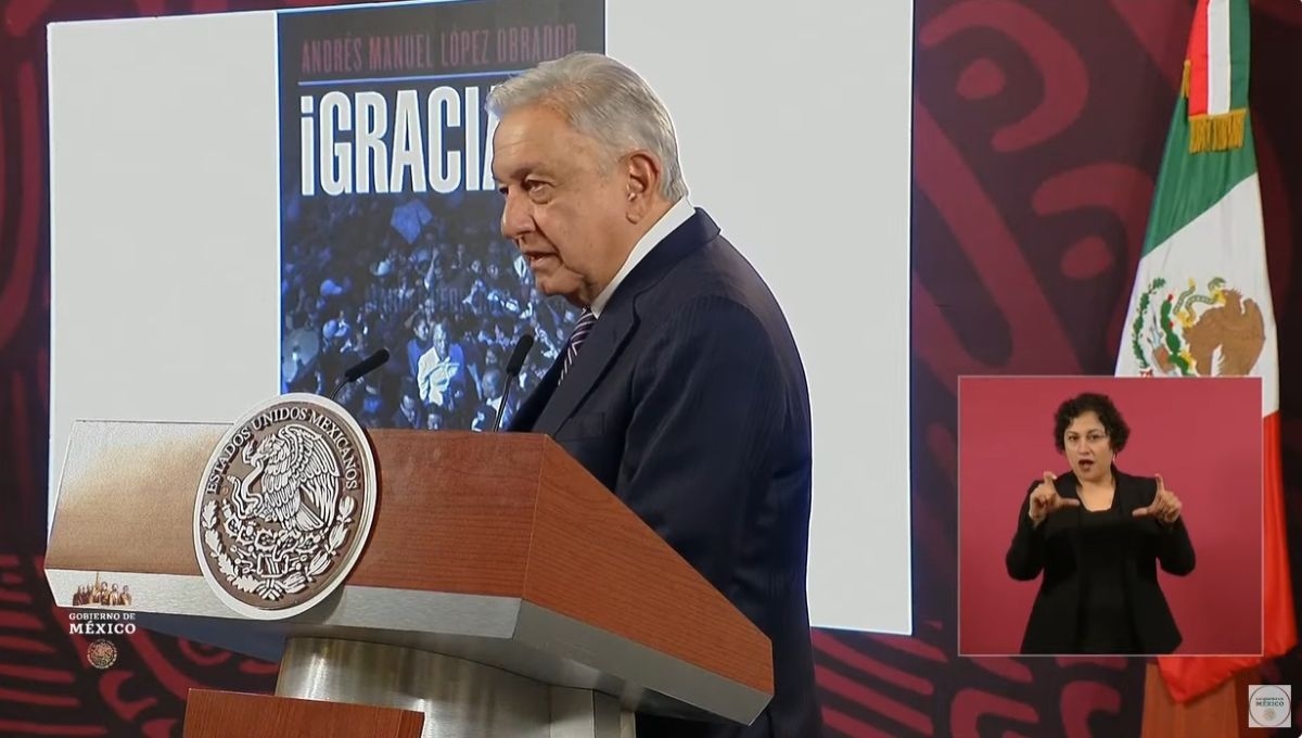 El Presidente de la República, Andrés Manuel López Obrador, presentó la portada de su libro "¡Gracias!", que saldrá a la venta el próximo 15 de febrero
