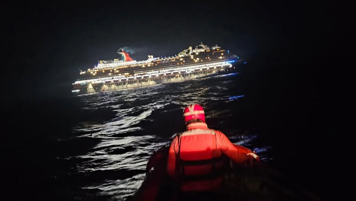 Evacuan a un pasajero enfermo en un crucero en Isla Mujeres