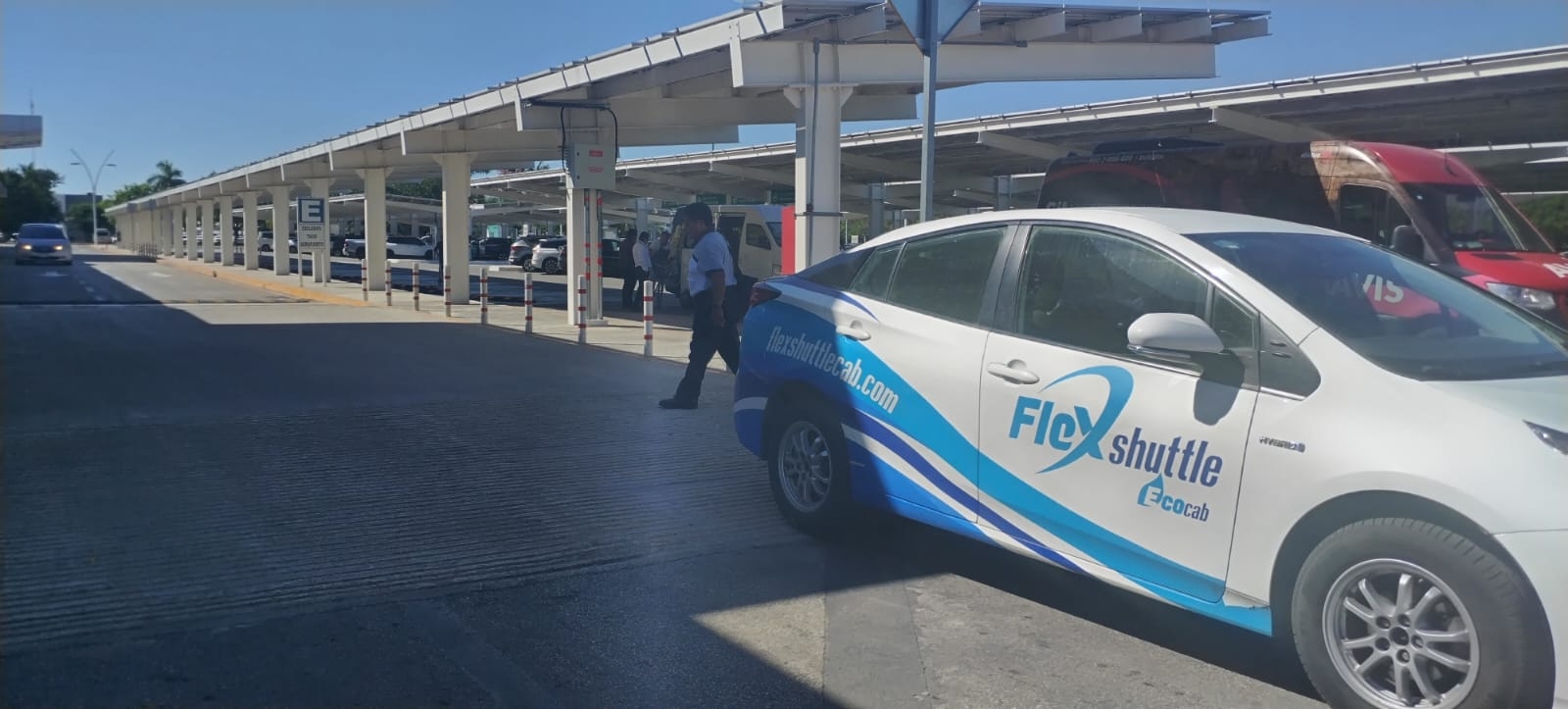 Los taxistas del aeropuerto de Mérida reanudaron labores tras dialogar con una representante de FlexShuttle
