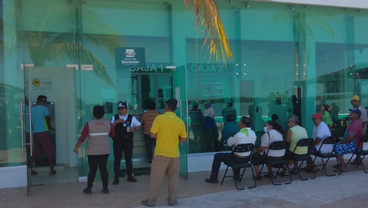 Pescadores de Sabancuy, Campeche, acuden al Banco del Bienestar por su apoyo de 'Bienpesca'