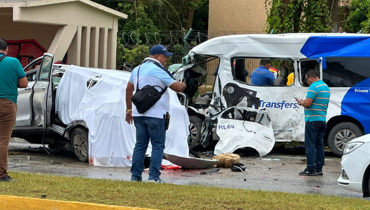 El proceso de traslado de los fallecidos en el accidente en la vía Puerto Aventuras-Tulum continúa