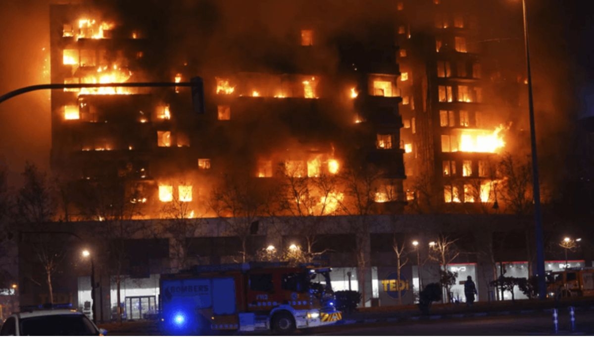 Incendio devastador en Valencia "devora" edificio de departamentos: VIDEOS