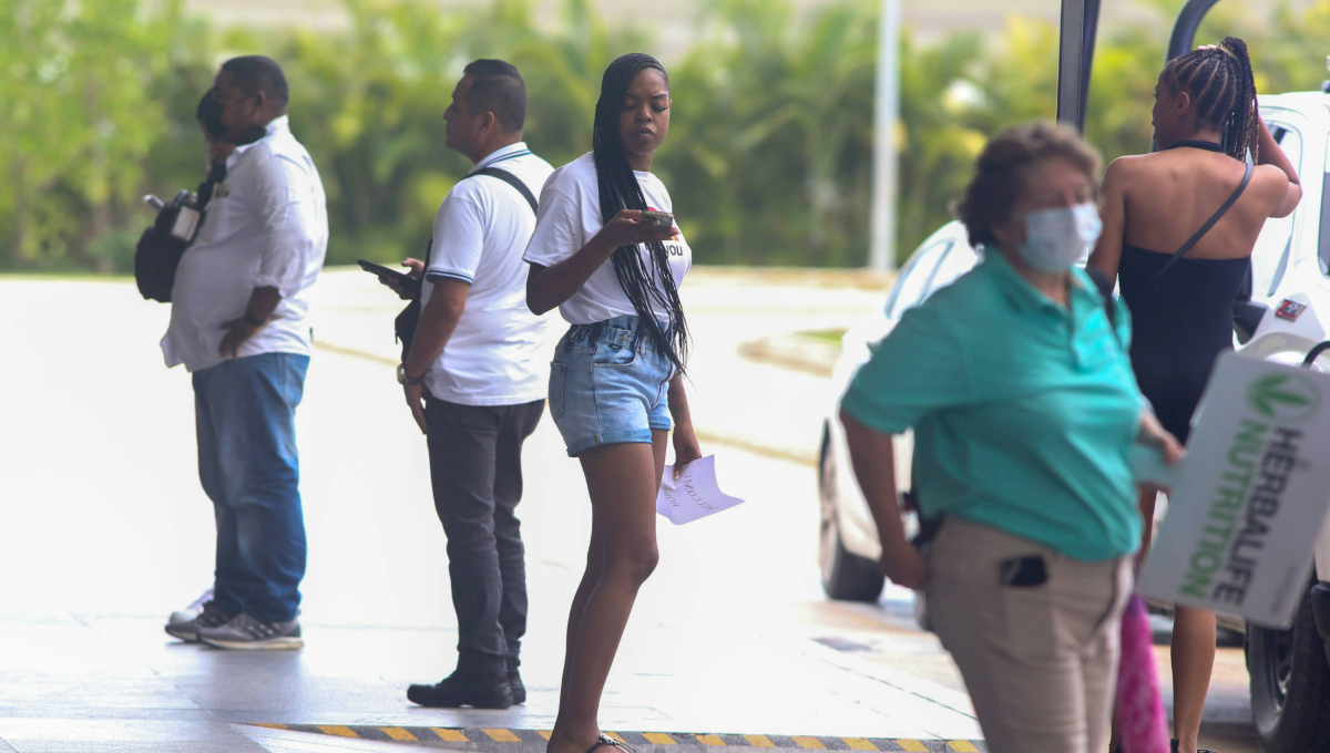 Liberan cinco migrantes colombianos que fueron detenidos en el Aeropuerto de Cancún

