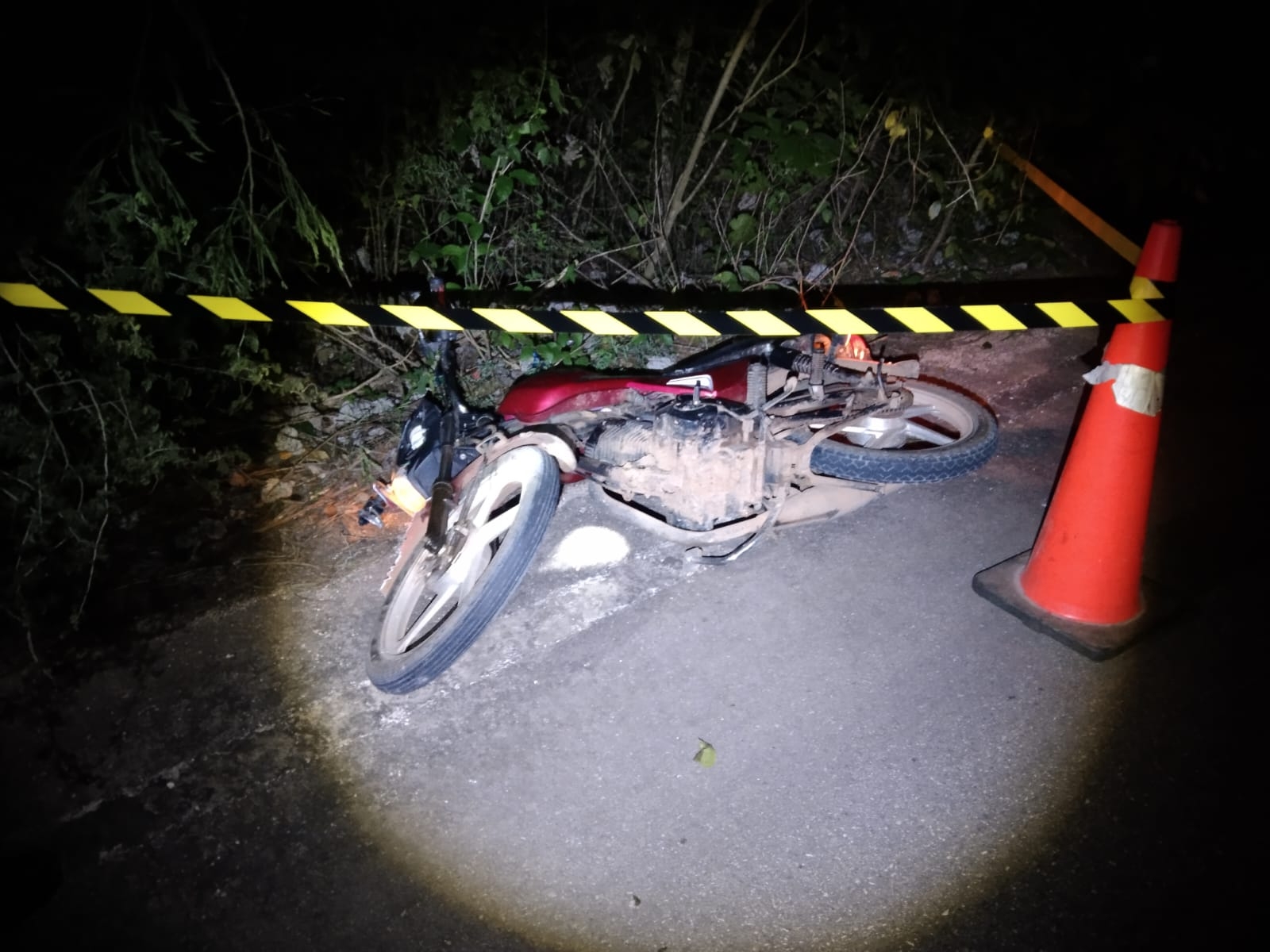 Motociclista muere tras estrellarse contra un autobús en la vía Tzucacab-Caxaytuk