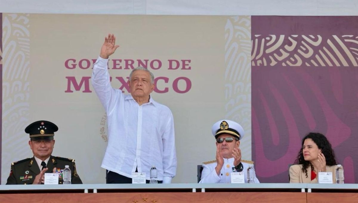 Andrés Manuel López Obrador encabezó la celebración por el Día de la Bandera en Mazatlán, Sinaloa