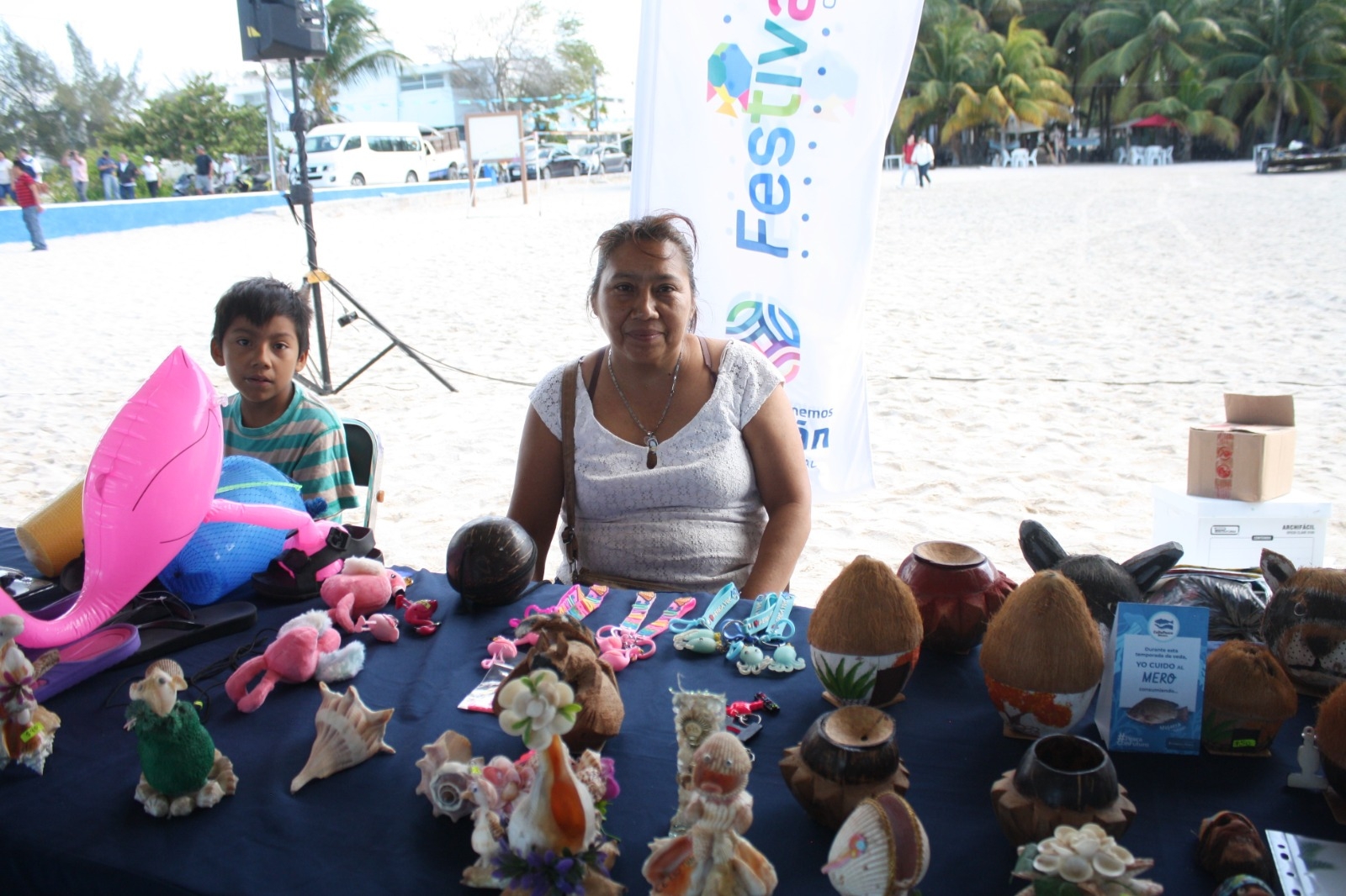 Unos 20 expositores participaron este año ofertando artesanías hechas con materiales de la playa como conchas, cocos, caracoles