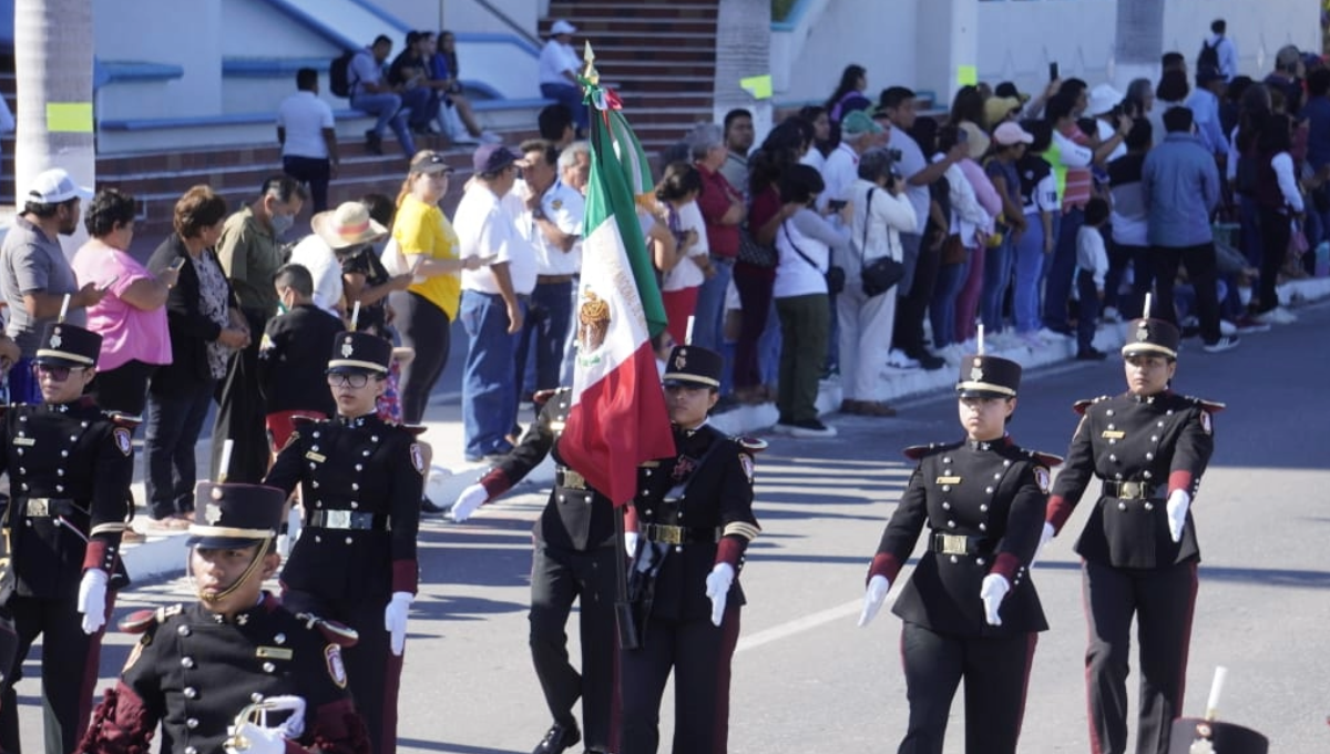 Las escoltas marcharon sobre el malecón de Campeche