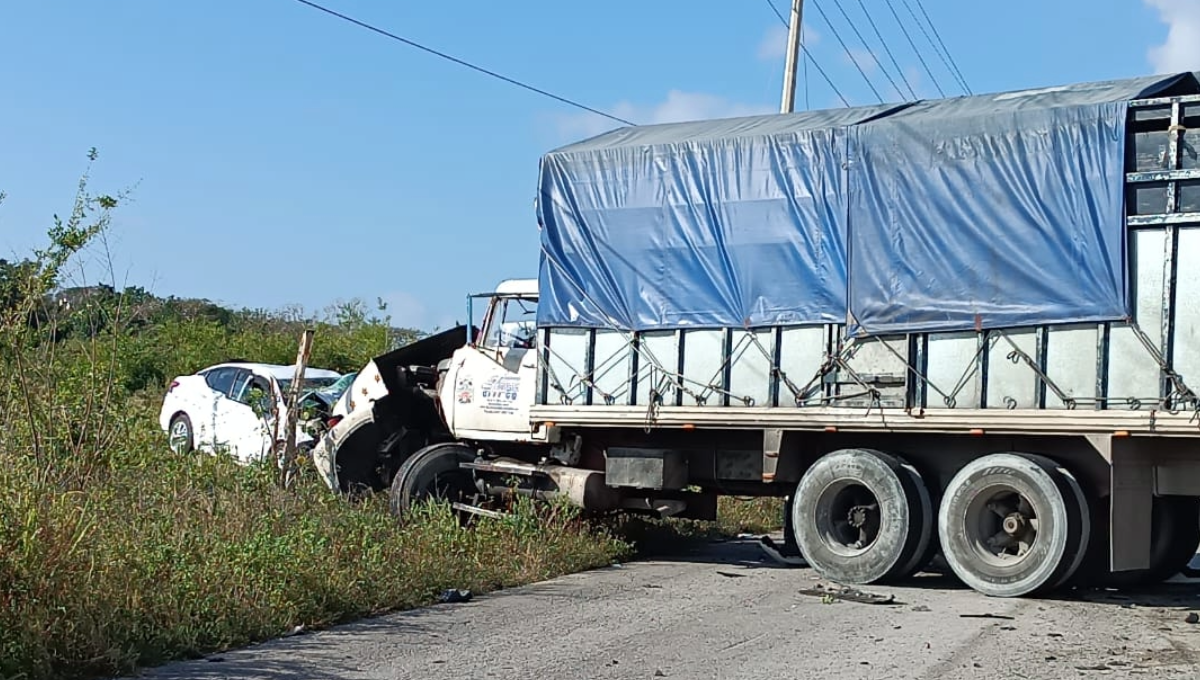 Choque frontal en la vía Tizimín-Colonia Yucatán deja tres lesionados; uno quedó prensado