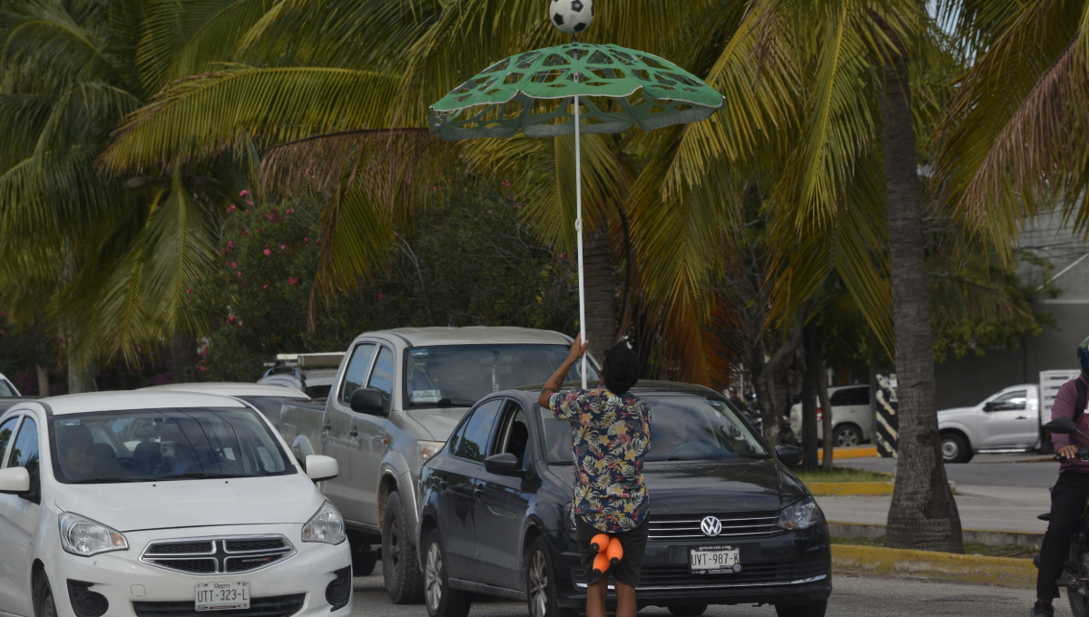 Irving Corona, el malabarista viajero que conquista las calles de Cancún