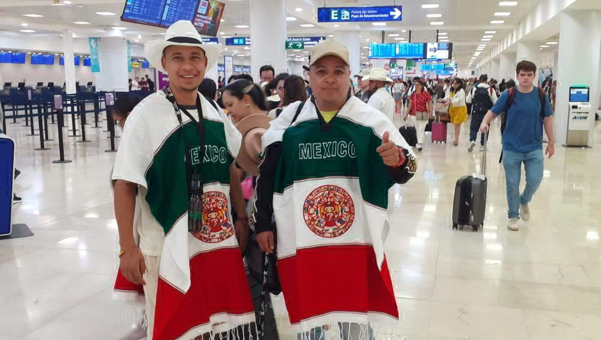 Con sarapes, turistas colombianos llegan al aeropuerto de Cancún