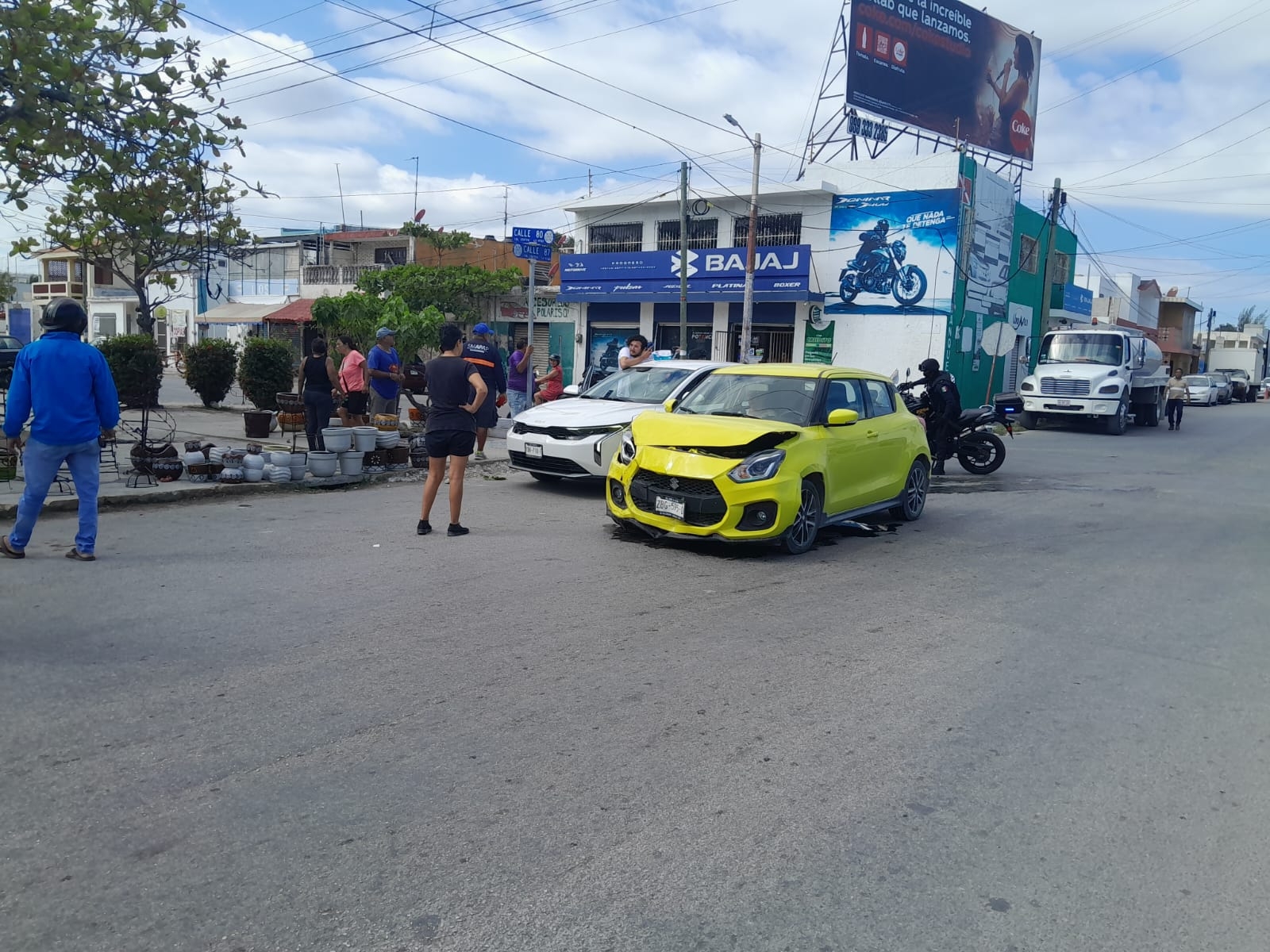 Conductores de autos 'de lujo' protagonizan choque en Progreso